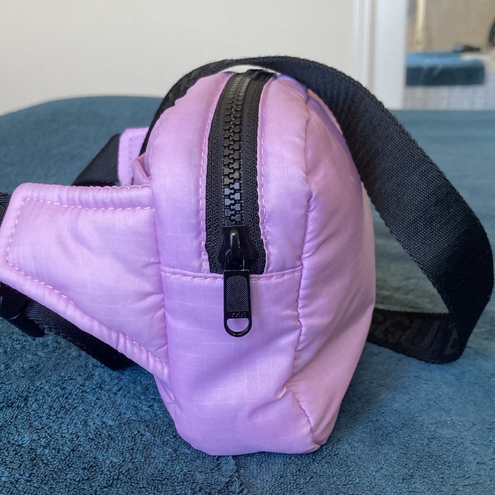 BAGGU Puffy Fanny pack Crossbody Bag in Lavender Lilac - Picture 6 of 13